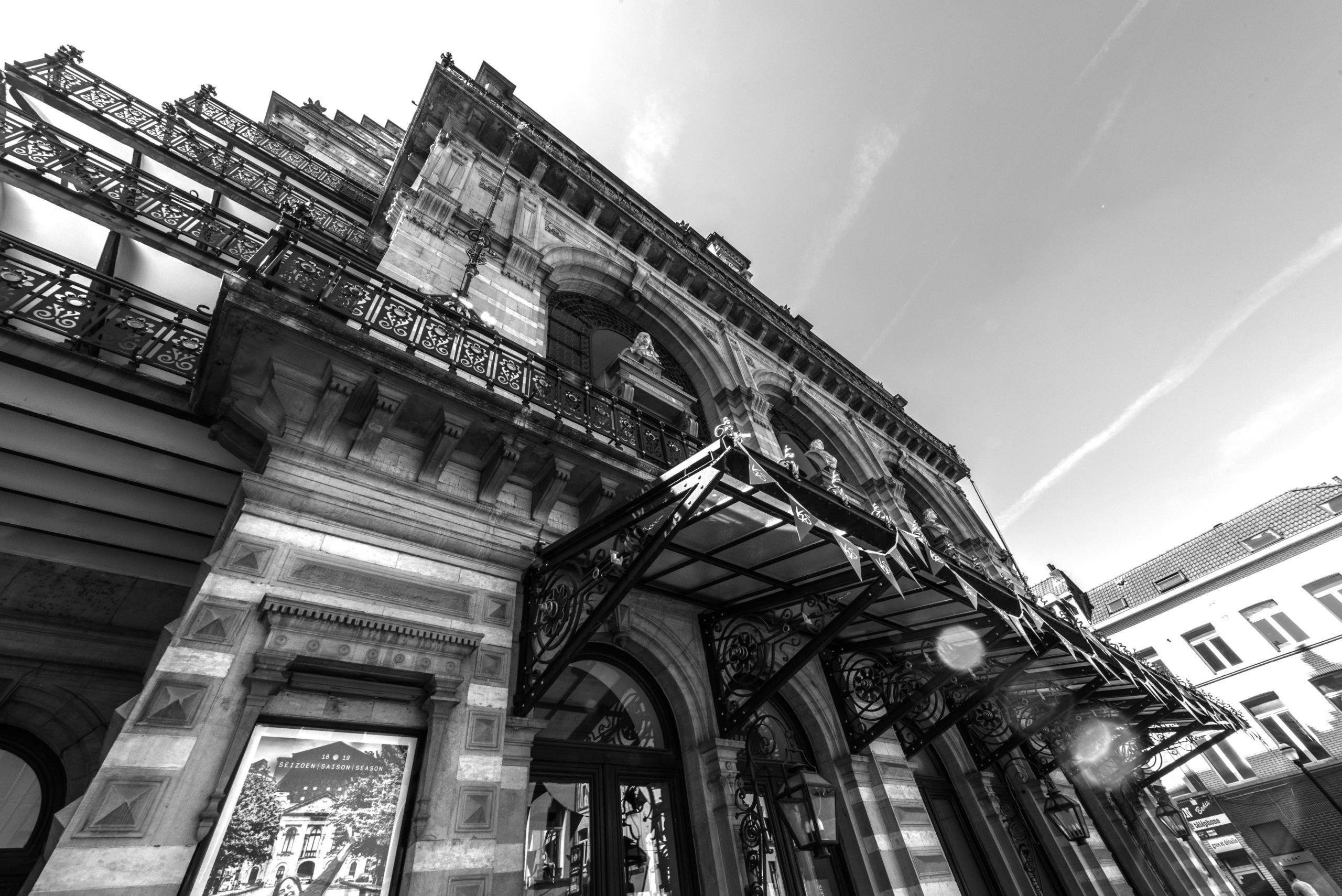 Photo en noir et blanc de la façade du théâtre KVS.